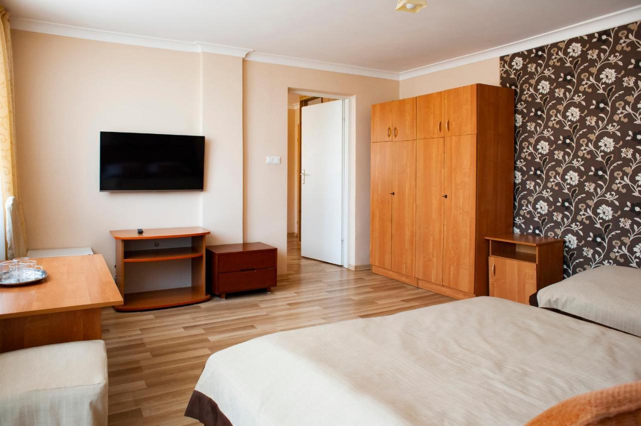 Hotel Livia Воломин Экстерьер фото