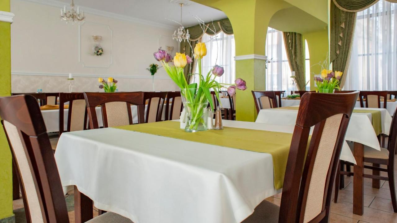 Hotel Livia Воломин Экстерьер фото