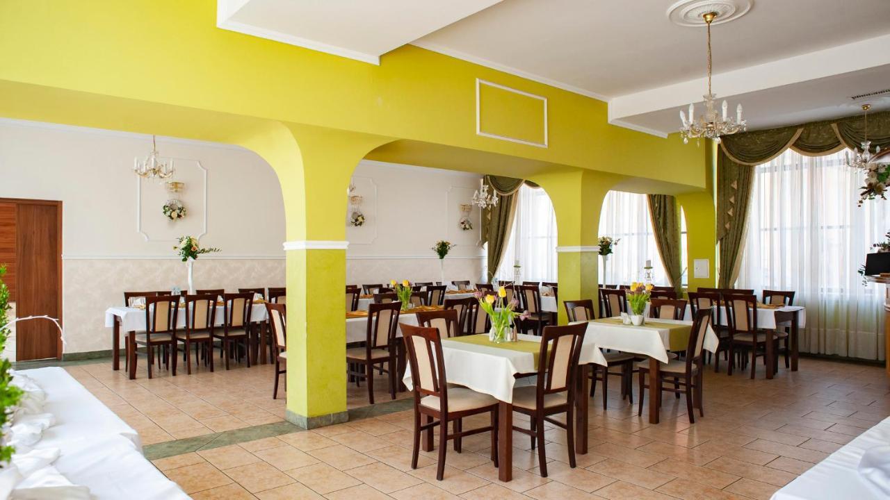 Hotel Livia Воломин Экстерьер фото