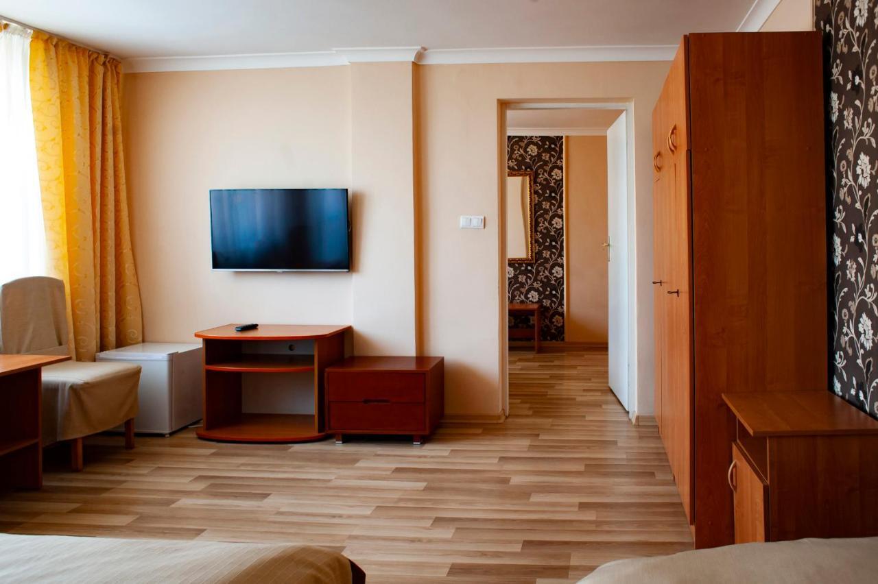 Hotel Livia Воломин Экстерьер фото