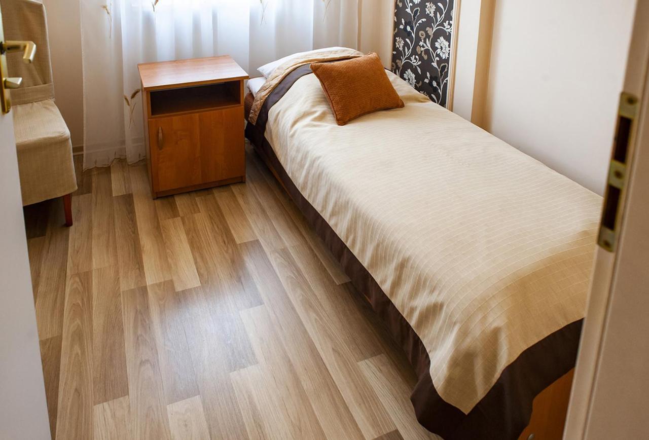 Hotel Livia Воломин Экстерьер фото