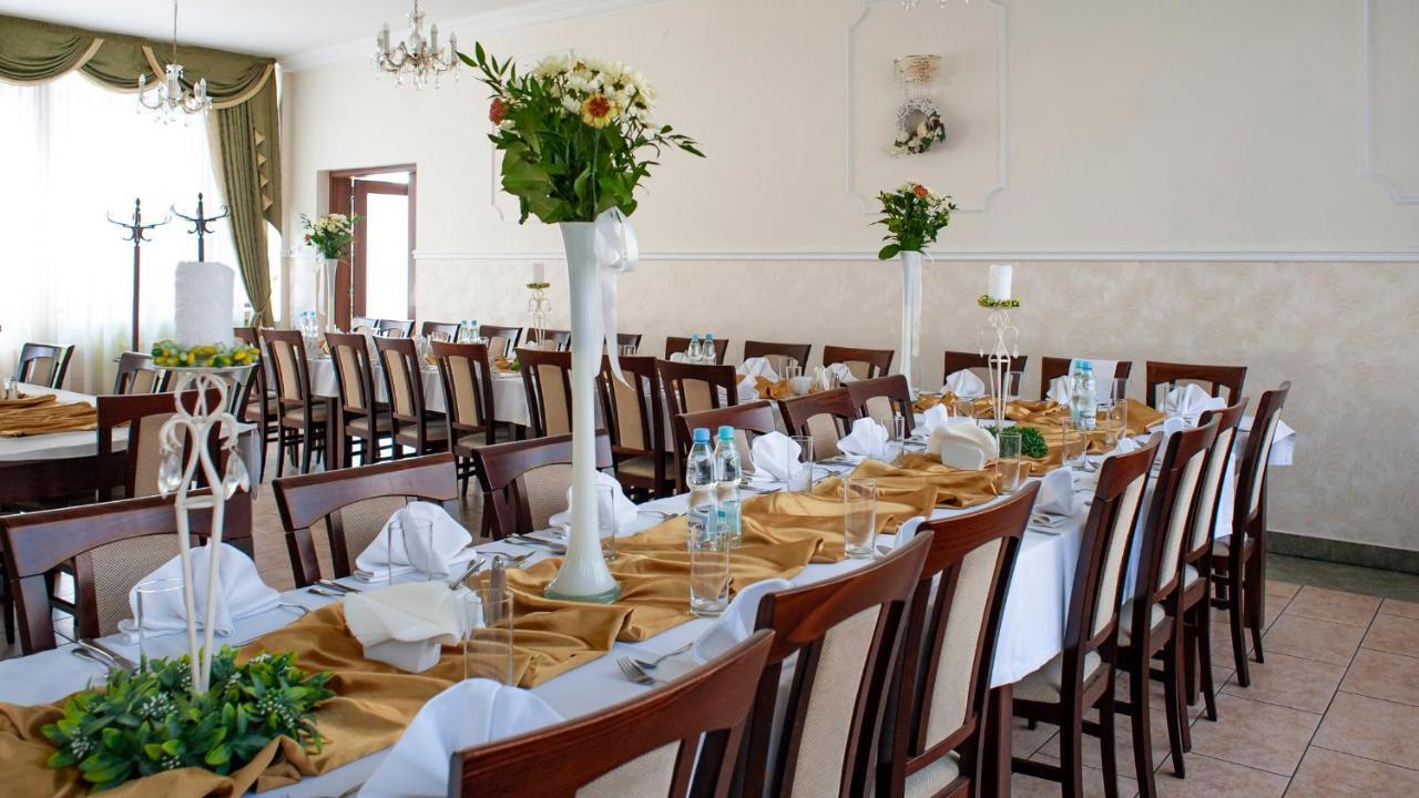 Hotel Livia Воломин Экстерьер фото